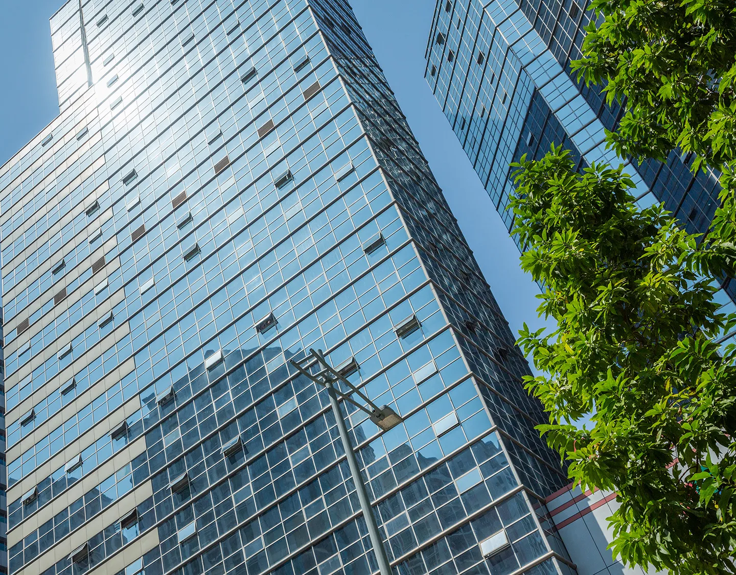 Edificios de oficinas de cristal en una zona empresarial